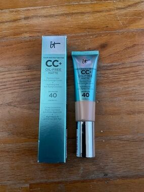 it cosmetics CC+ Oil-Free Matte Foundation Cream in Beige with Teal Packaging